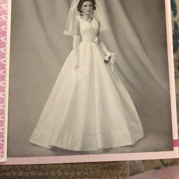 “Camellia” A porcelain bride doll from Ashton-Drake Galleries, by Bill Hanson. - Picture 2 of 8